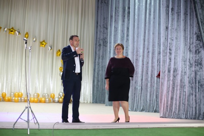 Сергей Паращенко вручил жителям Каменского почетные награды (фото)