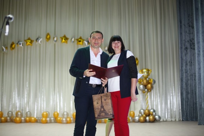 Сергей Паращенко вручил жителям Каменского почетные награды (фото)