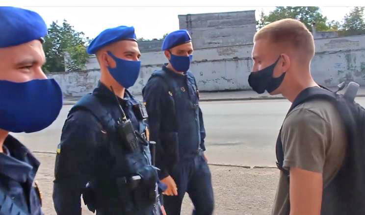 В Одессе орудуют лже-нацгвардейцы. Они пытаются конфисковать ценные вещи