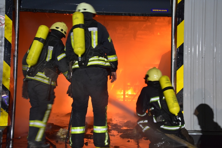 Под Одессой тушили масштабный пожар на заводе (фото)