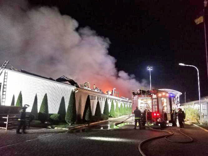 Под Одессой тушили масштабный пожар на заводе (фото)