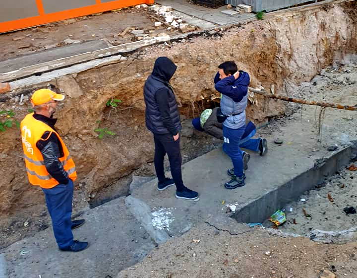 В Одессе сутки не могут достать щенков и трубы теплосетей