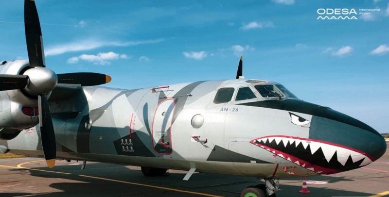 В Одесском аэропорту совершил посадку самолет-акула