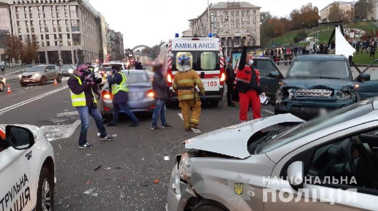 В Киеве джип на скорости въехал в толпу — два человека погибли (видео)