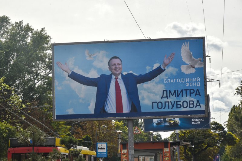 Мэр-улыбка, мэр-серьезность, мэр-дороги и мэр-где всё - кого выбрать?