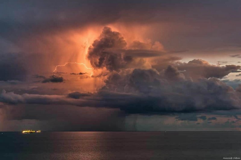 Одесский фотограф запечатлел ночные молнии над морем (фото)