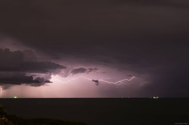 Одесский фотограф запечатлел ночные молнии над морем (фото)