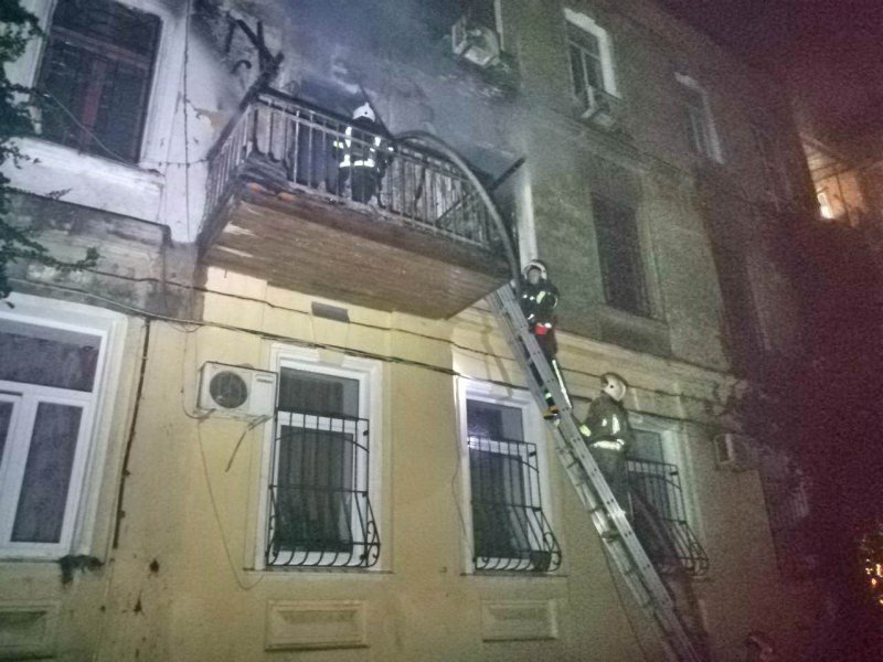 В центре Одессы ночью был пожар. Пострадала девушка (видео)