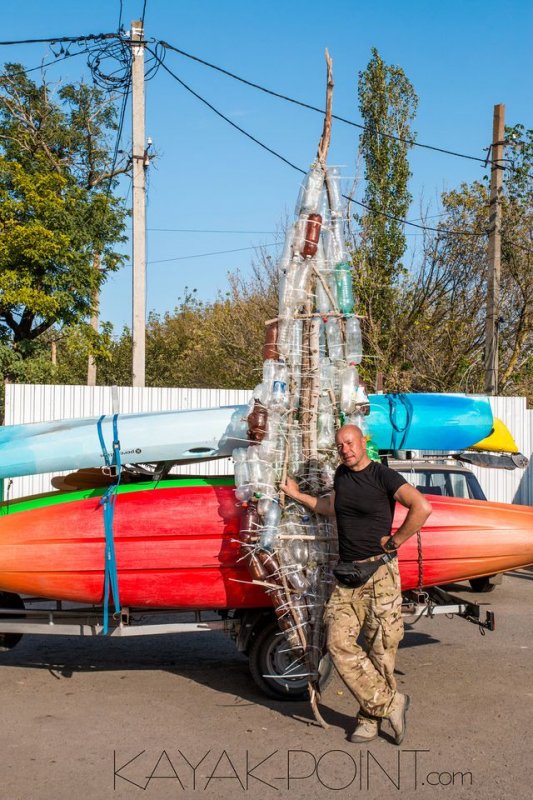 Одессит построил лодку из мусора на берегу Днестра, чтобы показать масштаб загрязнения