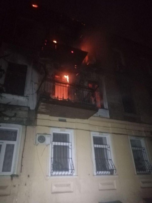 Воскресным утром в центре Одессы загорелась квартира (фото)