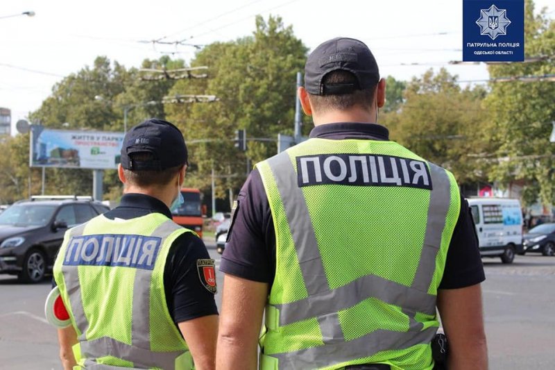 Внимание водителям: одесская полиция предупреждает о законности применения номерных знаков (фото)