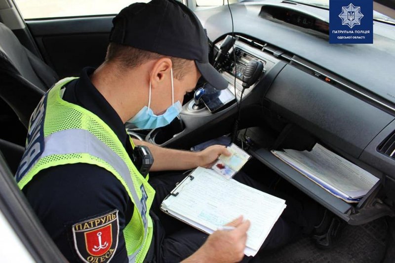 Внимание водителям: одесская полиция предупреждает о законности применения номерных знаков (фото)