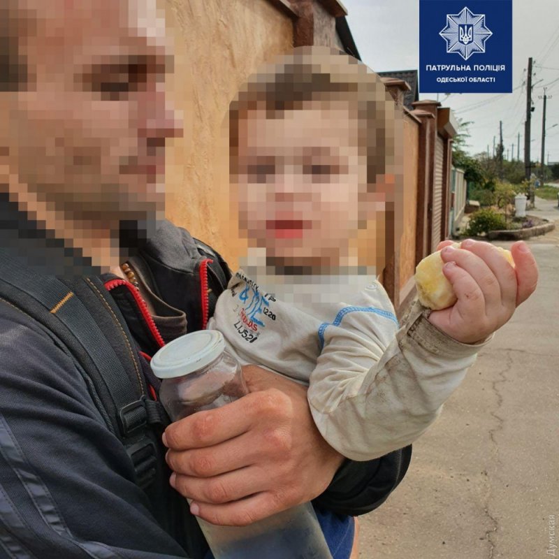 Одесские патрульные вернули домой полуторогодовалого ребенка, который бегал по дороге