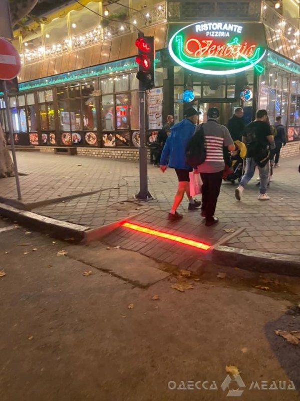 До чего дошел прогресс: в Одессе появился «подножный» светофор (фото)