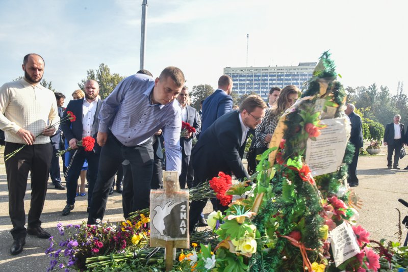 В Одессе к мемориалу погибшим в Доме Профсоюзов возложили цветы (фото)