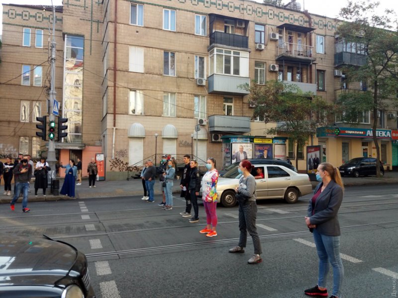 Одесситы перекрыли улицу в центре города — в ресторане «Брик» всю ночь играет громкая музыка