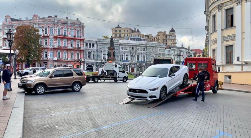 С Екатерининской площади эвакуировали все автомобили к приезду президента Польши