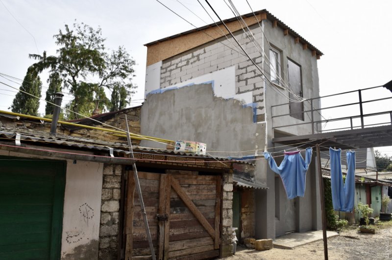 Собственники квартиры на Молдаванке снесли несущие стены, захватили общий гараж и соорудили “тещин мост»