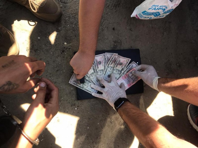 Не заработал: в Одесской области задержали двух пограничников, помогавших незаконно поставлять сигареты (фото)
