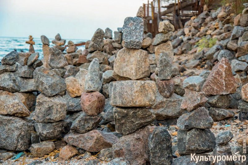 Новая достопримечательность — «Город камней» на одесском пляже (фото)