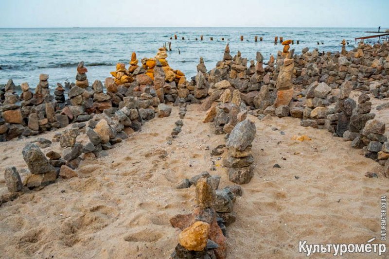Новая достопримечательность — «Город камней» на одесском пляже (фото)