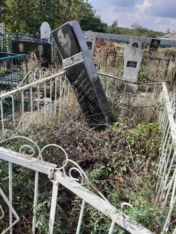 Упало дерево: на еврейском кладбище в Одесской области рабочие неизвестного КП сломали памятники (фото)