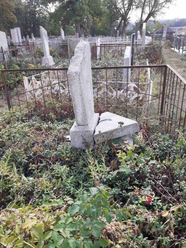 Упало дерево: на еврейском кладбище в Одесской области рабочие неизвестного КП сломали памятники (фото)
