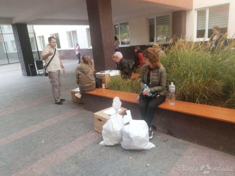 Подсчёт голосов в Одессе: вторые сутки ожидания на раскладушках и лестницах (фоторепортаж)