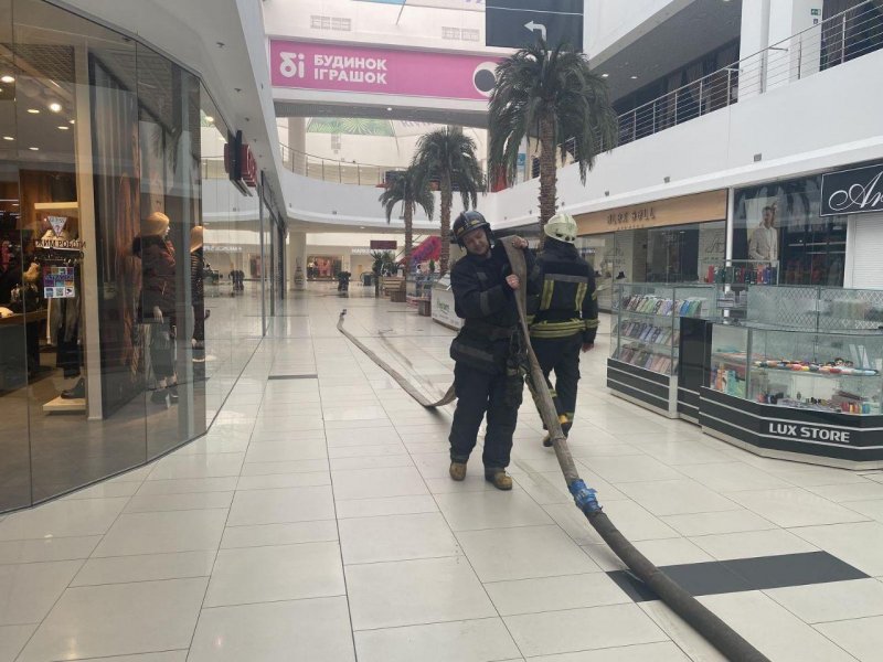 Возгорание во фритюрнице: спасатели ликвидировали пожар в одесском ТЦ (фото)