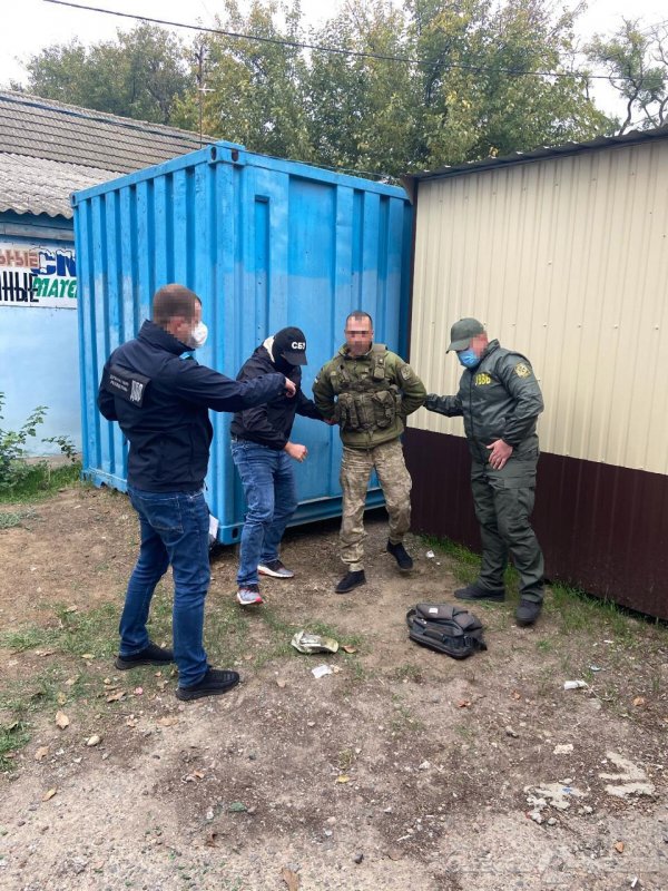 Пограничник в Одесской области хотел помочь контрабандистам, но попался на взятке (фото, видео)