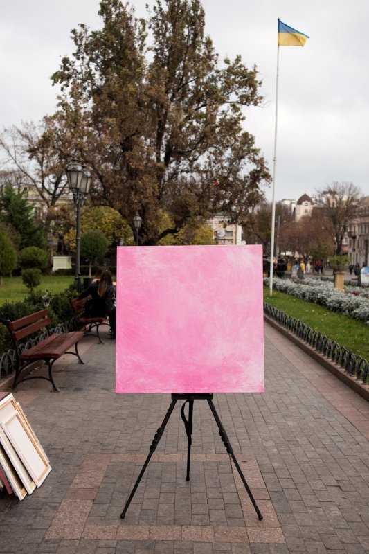 Одесский ответ Малевичу: одесситка создала розовый квадрат (фото)