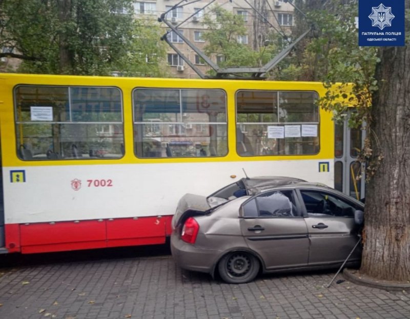 В Одессе водитель трамвая прижал к дереву автомобиль Hyundai (фото)