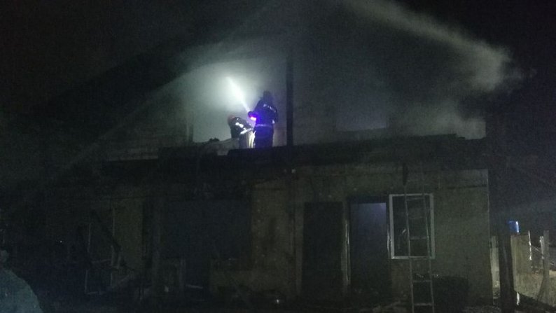 В Одесской области ночью загорелся двухэтажный частный дом (фото)