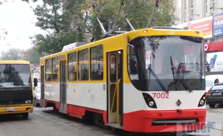 В Одессе из-за столкновения трамвай и маршрутки остановили движение трамвайного маршрута