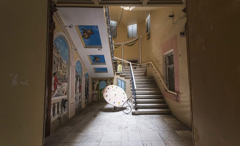Новая достопримечательность Одессы: парадную старого дома превратили в полотно для художников (фото)