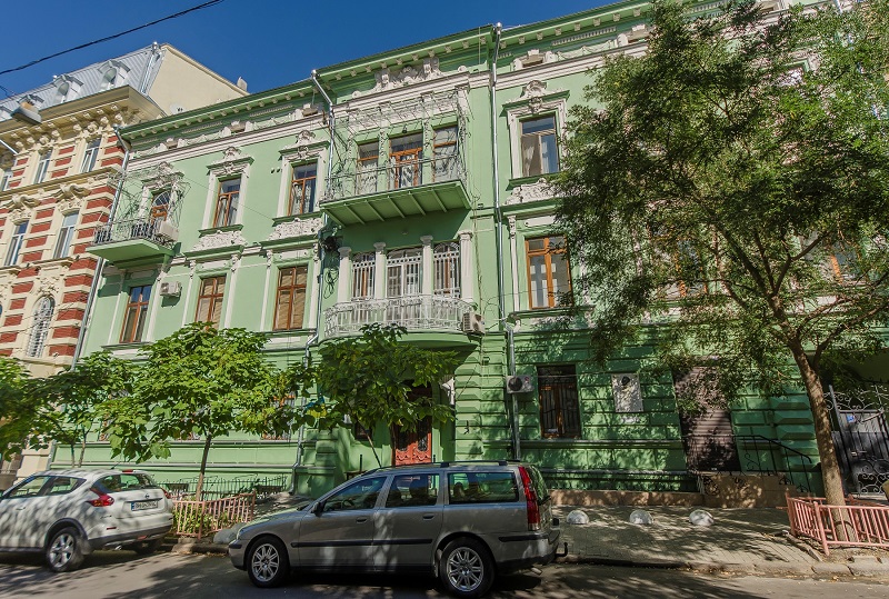 Новая достопримечательность Одессы: парадную старого дома превратили в полотно для художников (фото)