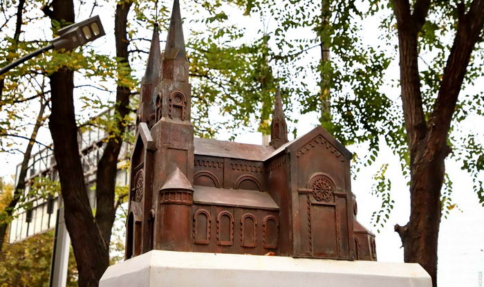 На Балковской установили мини-копию самого большого одесского католического собора