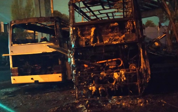 В Одессе на стоянке сгорели автобусы и эвакуатор