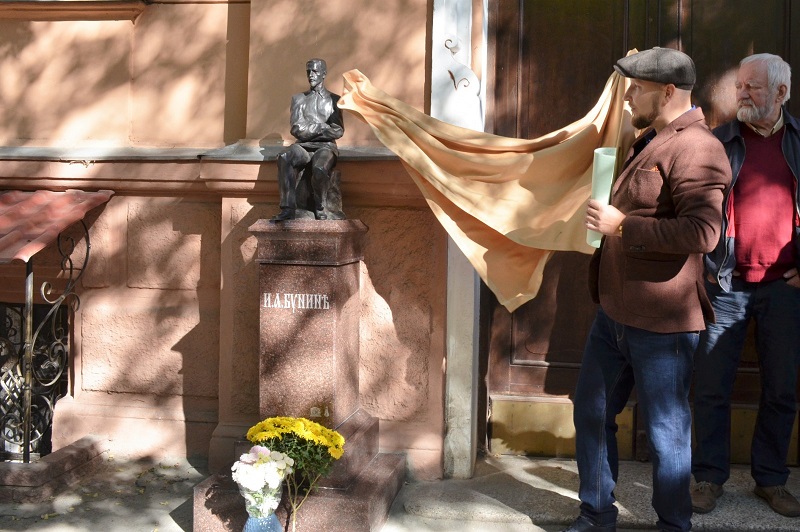 В Одессе установили памятник Ивану Бунину с GPS-трекером: что это и для чего