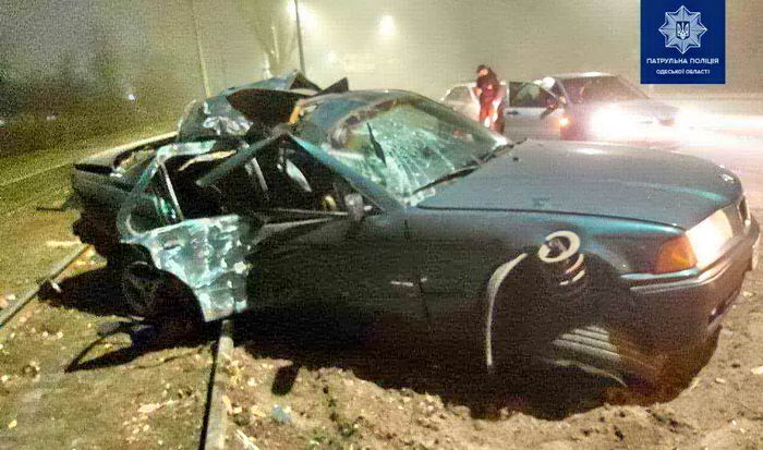 В Лузановке BMW на скорости влетел в столб – погибла пассажирка