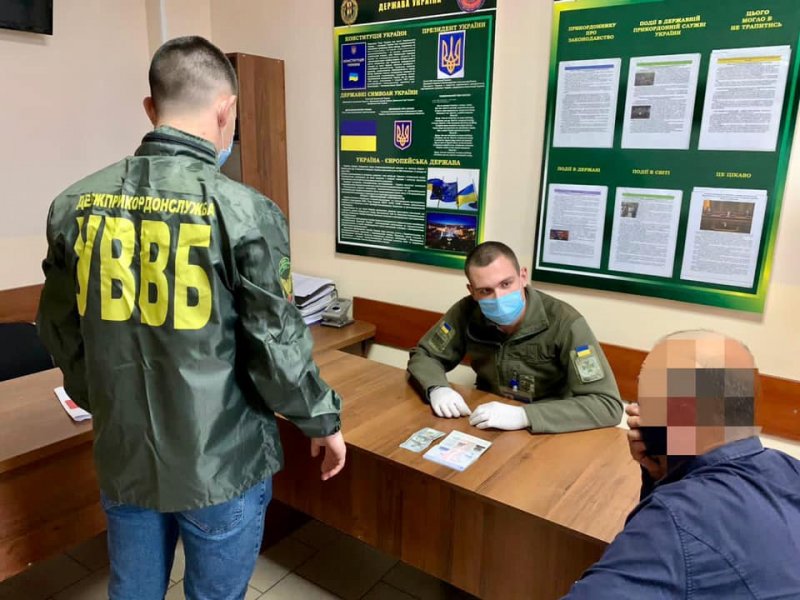 Гражданин Грузии пытался дать взятку украинскому пограничнику, чтобы не проходить самоизоляцию (фото)