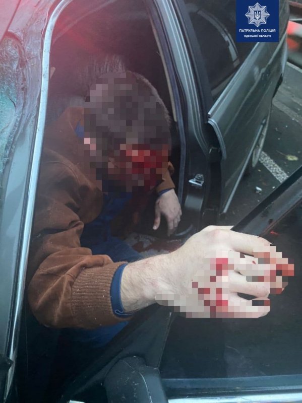 В Одессе неизвестный мужчина угнал BMW и по дороге врезался в автобус (фото)