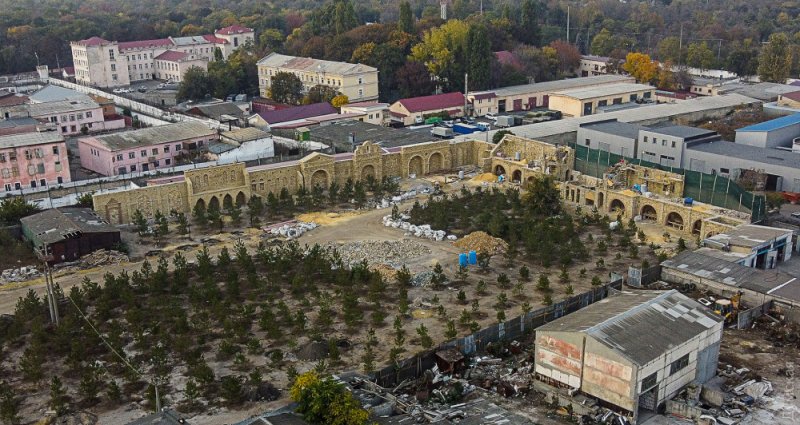 Галереи и башенки: за расформированной одесской тюрьмой строят загадочный замок