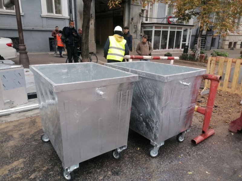В центре Одессы установили новые подземные мусорные баки (фото)