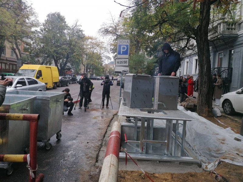 В центре Одессы установили новые подземные мусорные баки (фото)