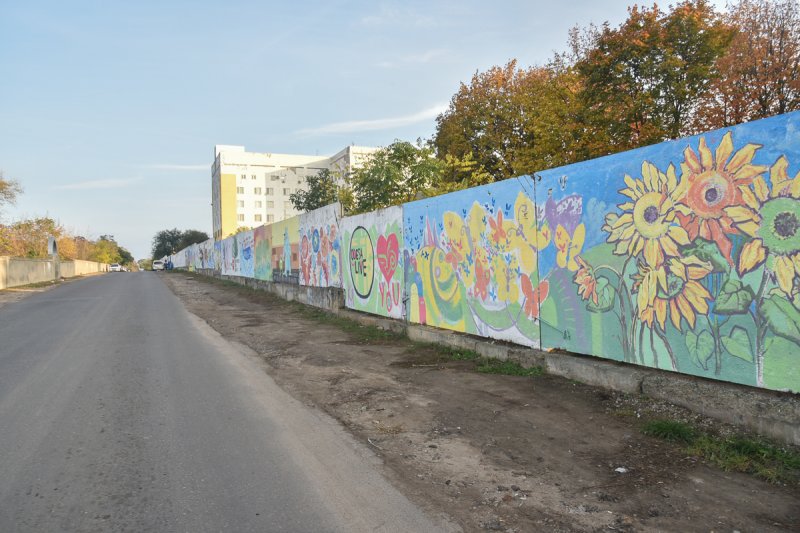 В Одессе раскрасили забор у онкодиспансера (фоторепортаж)