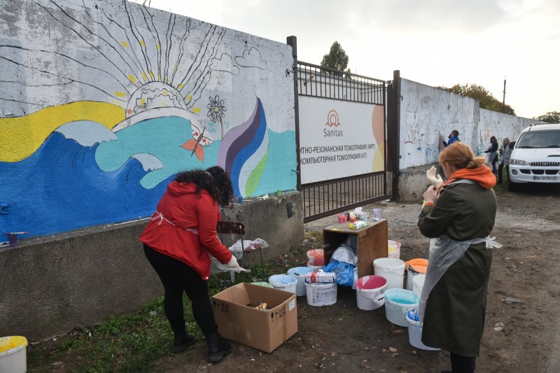 В Одессе раскрасили забор у онкодиспансера (фоторепортаж)