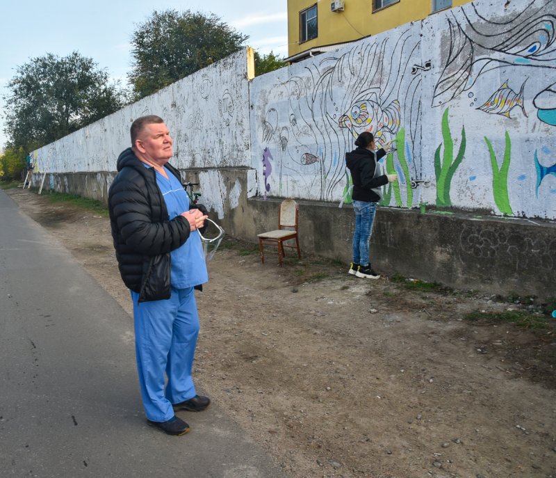 В Одессе раскрасили забор у онкодиспансера (фоторепортаж)