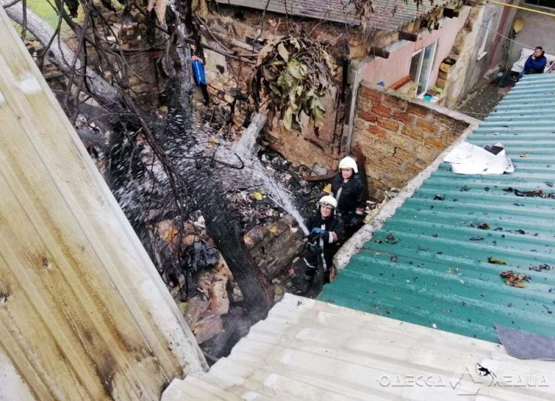 19 спасателей тушили возгорание надворных построек в Одессе (фото, видео)