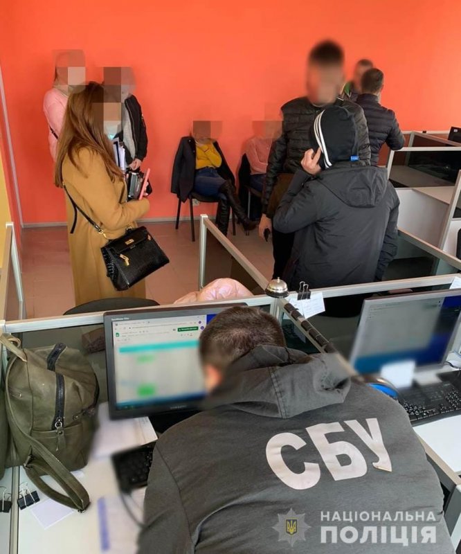 Операция «Трикстер»: в Одессе правоохранители «накрыли» брокерский call-центр (фото, видео)
